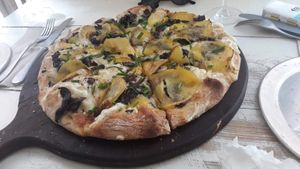 Pizza vegana con patata at Pizza Posta in Madrid