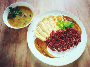 Seitan steak s hrachovovou kaší a cibulovo-pivní omáčkou, polévka krémová se zeleninou, žampiony a s rýží at Bubu's Pub & Kitchen in Prague