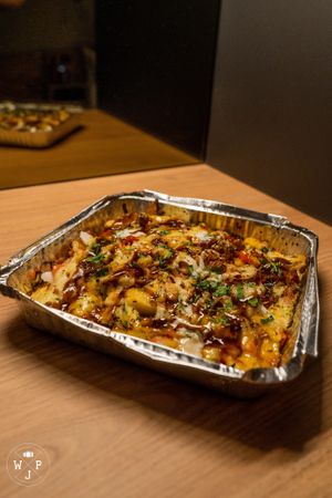 Vegan Works AB
Vegan ham, bacon, onion, capsicum, vegan cheese, chips ,topped with BBQ, sweet chili and garlic sauce garnished with fresh herbs  at Pep's Pizza in Ascot Park