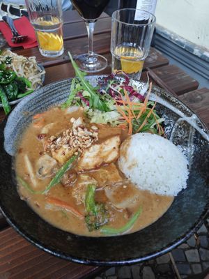 V5 - Fried fresh vegetables with tofu, seitan and peanut sauce at Feel Seoul Good in Berlin