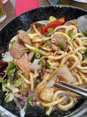 V10 Udon mit versch. veg. Fleisch und Gemüse (schon losgegessen) at Feel Seoul Good in Berlin