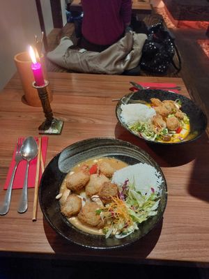 Vegan chicken with peanut sauce (front, V7) and vegan chicken with red thai Curry sauce (back, V6) at Feel Seoul Good in Berlin