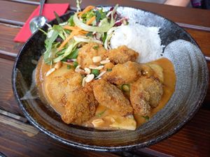 V7 Ga Chay Gion Xot Lac, gebackene veganes Hünchen in Erdnusssoße mit Gemüse und Reis at Feel Seoul Good in Berlin