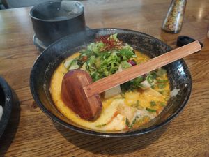 Ramen noodles with tofu and fresh vegetables, jasmine tee in the background at Feel Seoul Good in Berlin