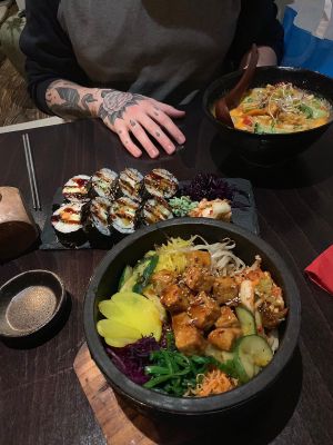 Rice bowl with tempeh, sushi and red curry soup at Feel Seoul Good in Berlin