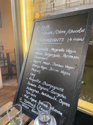 Menu to compose your pizza at Happiz - Monge in Paris