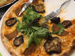 Vegan pizza at Happiz - Monge in Paris