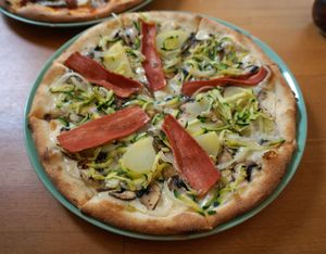 Pizza montagnarde (vegan) at Happiz - Monge in Paris