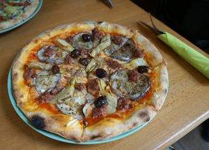 Tomato base, mozza vegan, beyond meat, aubergines and artichokes at Happiz - Monge in Paris