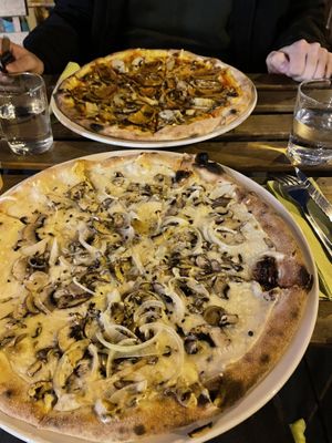 Awesome Pizza at Happiz - Monge in Paris