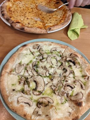 Vegan cream sauce with mushrooms and garlic basil oil at Happiz - Monge in Paris