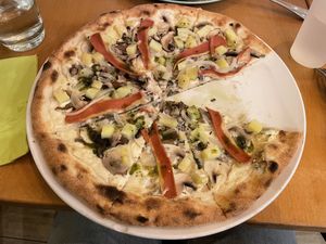 Pizza montagnarde with creamy sauce at Happiz - Monge in Paris