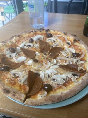 Vegan salami, mushroom, onion and olives   at Happiz - Monge in Paris