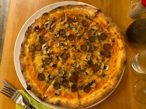 Vegan mozzarella, champignons, merguez  at Happiz - Monge in Paris