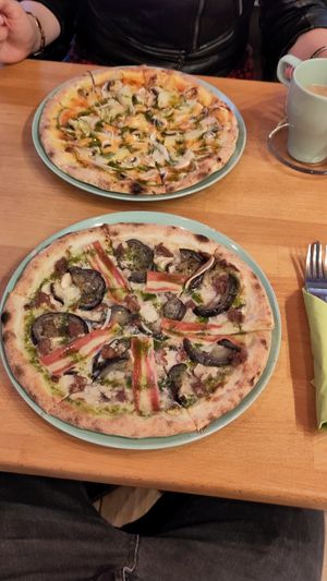 Cream cheeze, vbacon, aubergine, beyondMeat & mushrooms at Happiz - Monge in Paris