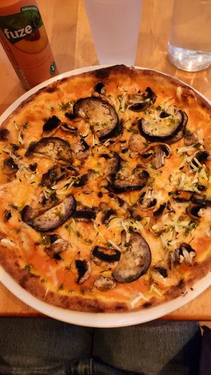 Vegan pizza with eggplant and zucchini at Happiz - Monge in Paris