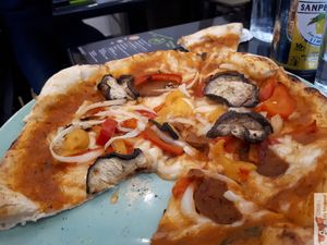 Medium pizza at Happiz - Monge in Paris