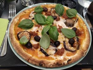 delicious vegan pizza with vegan cheeze at Happiz - Monge in Paris
