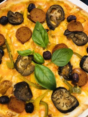 Chorizo / Basilic / mozza Vegan Violife / légumes  at Happiz - Monge in Paris