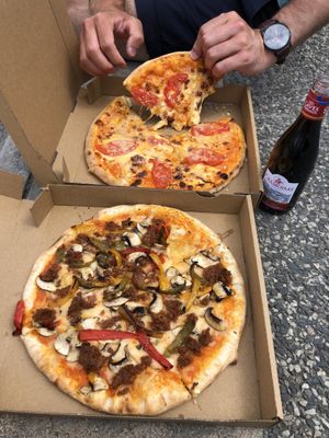 Amazing vegan (vegan cheese, beyond meat, peppers and mushrooms) and non-vegan pizzas (mozzarella, parm, tomatoes and onions)!! 🙌🏼 at Happiz - Monge in Paris