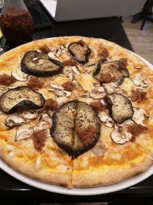 Pizaaa 13eur with the vegan cheese at Happiz - Monge in Paris