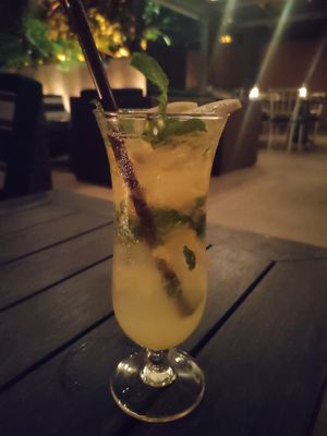 Sunset Bubble ( Prosecco, Annana und Limette) at Baba Pool Club in Phuket