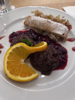 Birnenstrudel, Mousse Au Chocolate, Beerenkompott  at Hirscheneck in Basel