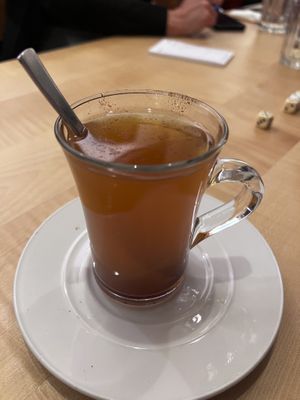 Heisser Wodka mit Apfelsaft und Zimt  at Hirscheneck in Basel