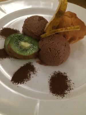 Vegan muffin woth chocolate mousse at Hirscheneck in Basel