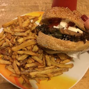 Cheeseburger & fries at Yoyo Foodworld in Berlin