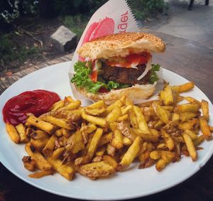 Vegan spinach cheese burger at Yoyo Foodworld in Berlin
