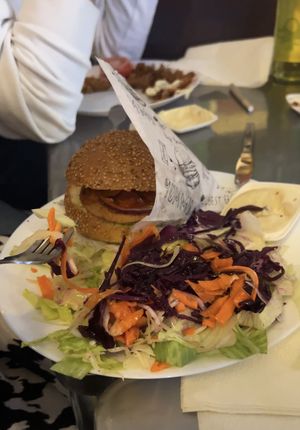 Peanut burger & salat   at Yoyo Foodworld in Berlin