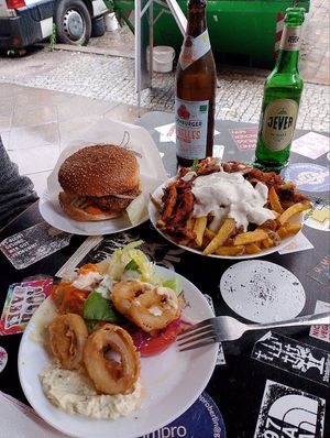 Ración de calamares, burguer casera y gyropfanne at Yoyo Foodworld in Berlin