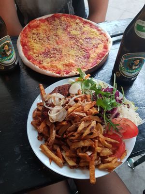 Pizza salami + Holzfäller Teller at Yoyo Foodworld in Berlin