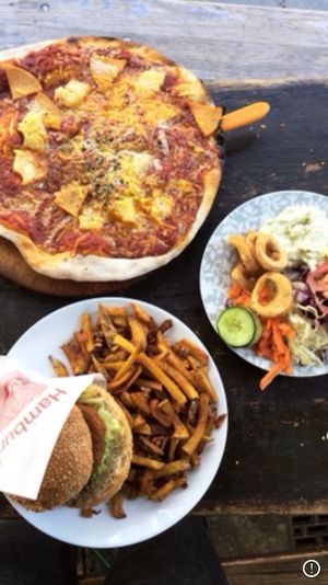 Vegan pizza + burger + “squid” at Yoyo Foodworld in Berlin