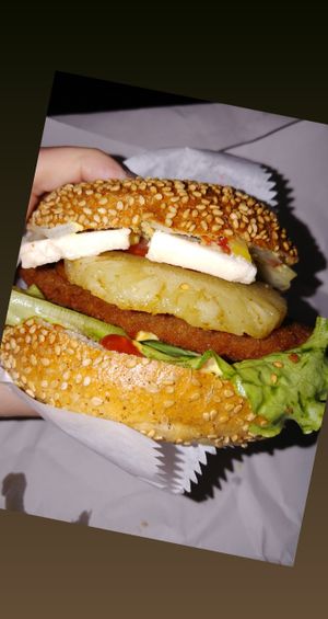 S'chicken shnitzel hawaii burger at Yoyo Foodworld in Berlin