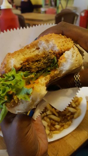 Cheeseburger at Yoyo Foodworld in Berlin