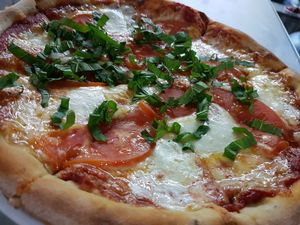 Pizza Capresse at Di Vino Dante in Puerto Vallarta