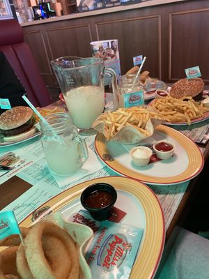 vegan burgers, onion rings, fries & pitcher w/ fresh lemonade 🍔  at Miss PeppeR in Paderborn