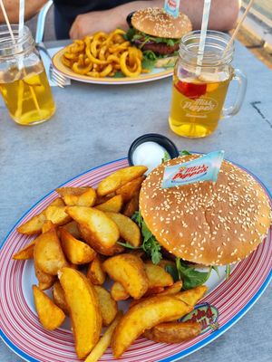 Juicy Burger mit Wedges und veganer Mayo🍔 at Miss PeppeR in Paderborn