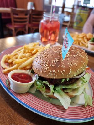 Juicy Burger mit standard fries at Miss PeppeR in Paderborn