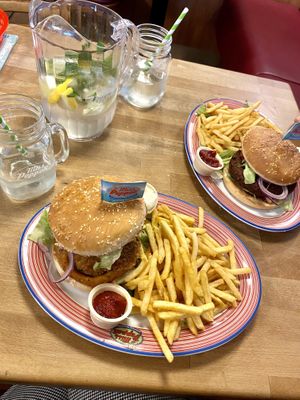 Homemade lemonade, Cajun Burger & Juicy Burger w/ fries 🍔 at Miss PeppeR in Paderborn