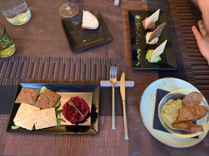 Tartare, trittico di hummus e avocado con crostoni di pane at GingerGi in Padua