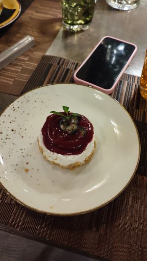 Cheesecake (lo strato bianco con un gusto un po' strano, forse c'era la farina di carrube o qualcosa di anacardi, non mi faceva impazzire). Però lo strato di composta e di biscott at GingerGi in Padua