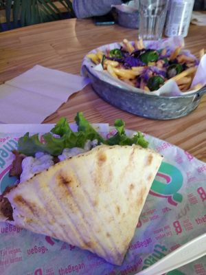 Kebab y patatas con bacon y queso at The Began in Valencia