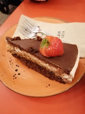 Snicker torte (vegan) at Plain in Vienna