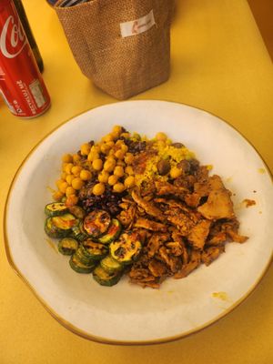 Vegan Bowl with vegan filet at Soup in Town in Lucca