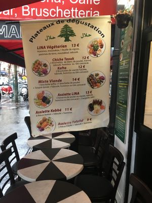 Tables à l’extérieur  at Lina Restaurant in Paris