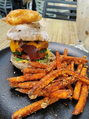 Burger with sweet potato fries and onion rings at Focus Foodbar in Tilburg