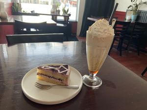 Blueberry/lemon pie (quite good, I think from Van Planten) and Peanutbutter mylkshake: (very good) at Focus Foodbar in Tilburg